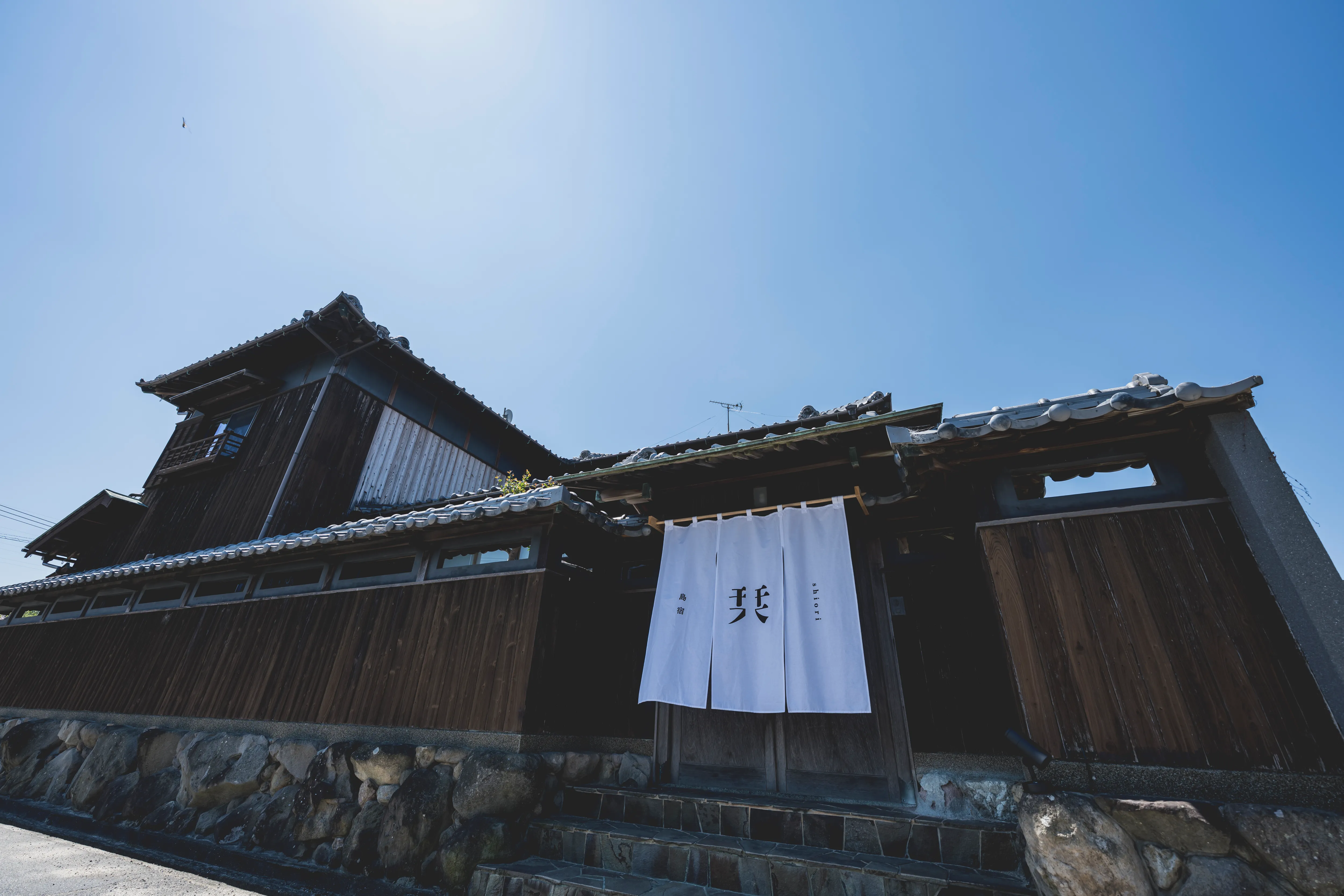 暖簾のかかる外観