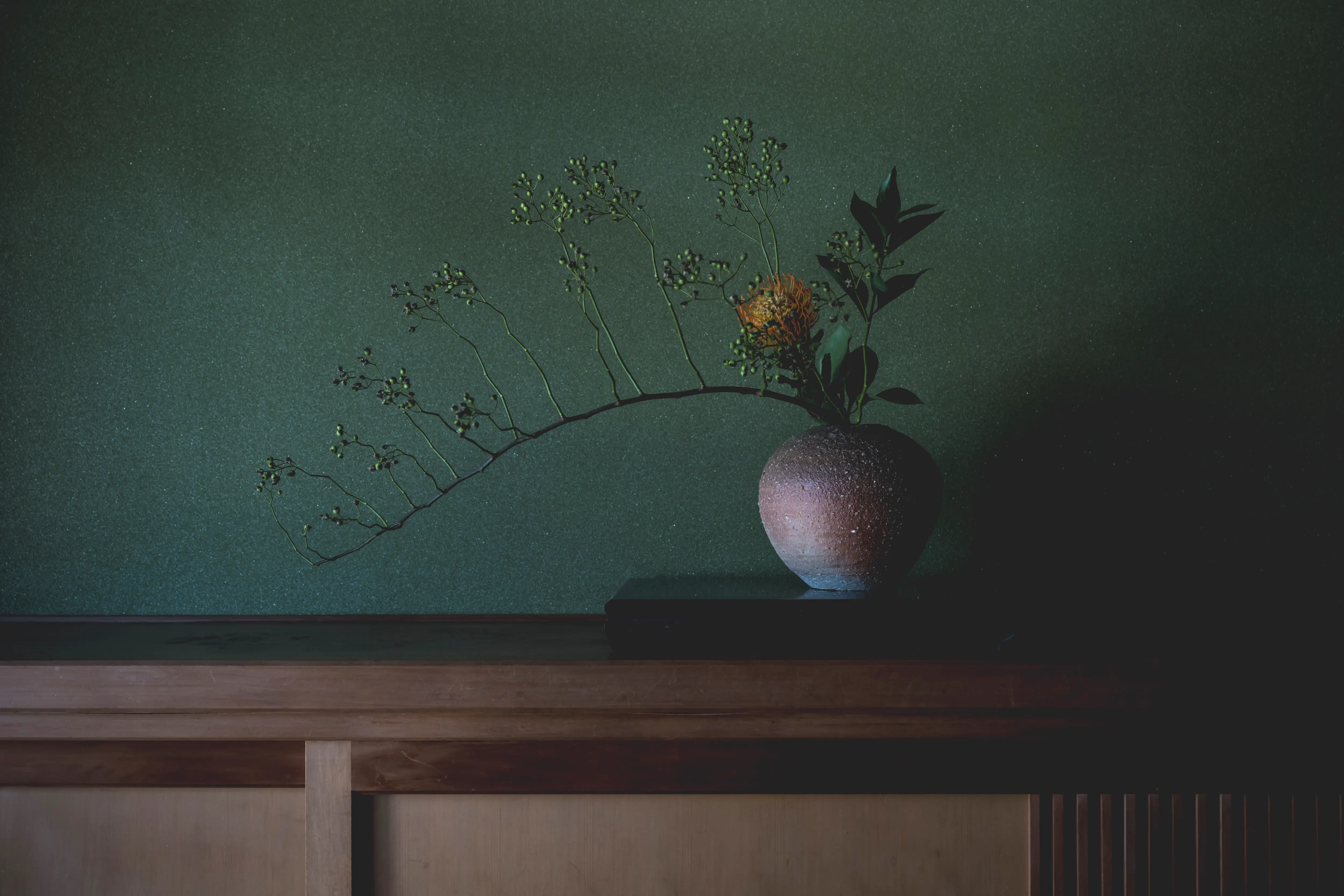 花布 - 柔らかな灯火が和と洋を優しく織りなす洋室