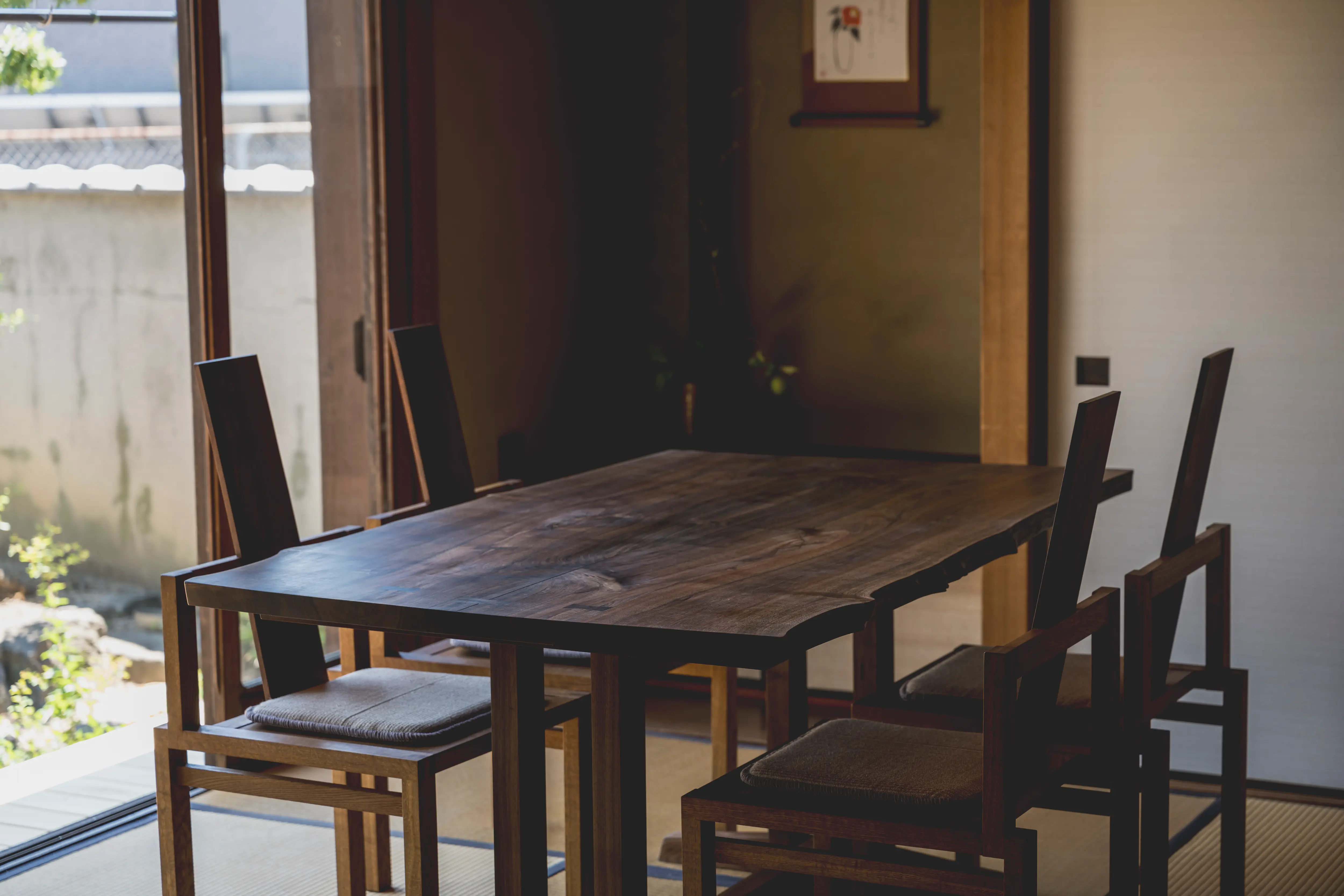 綴 - 障子越しの庭園に陽光がそっと降り注ぐ二間続きの和室