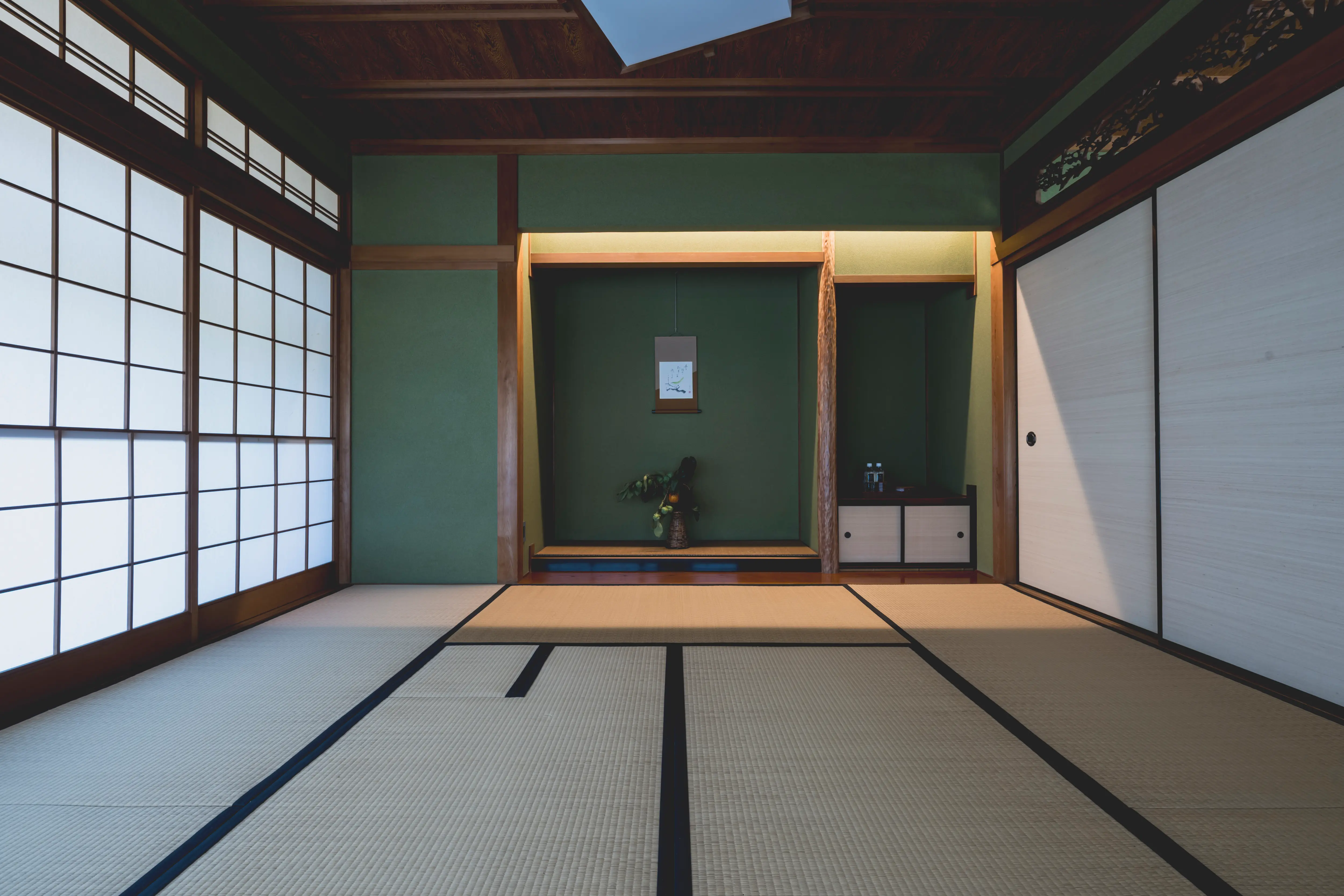 花布 - 柔らかな灯火が和と洋を優しく織りなす洋室