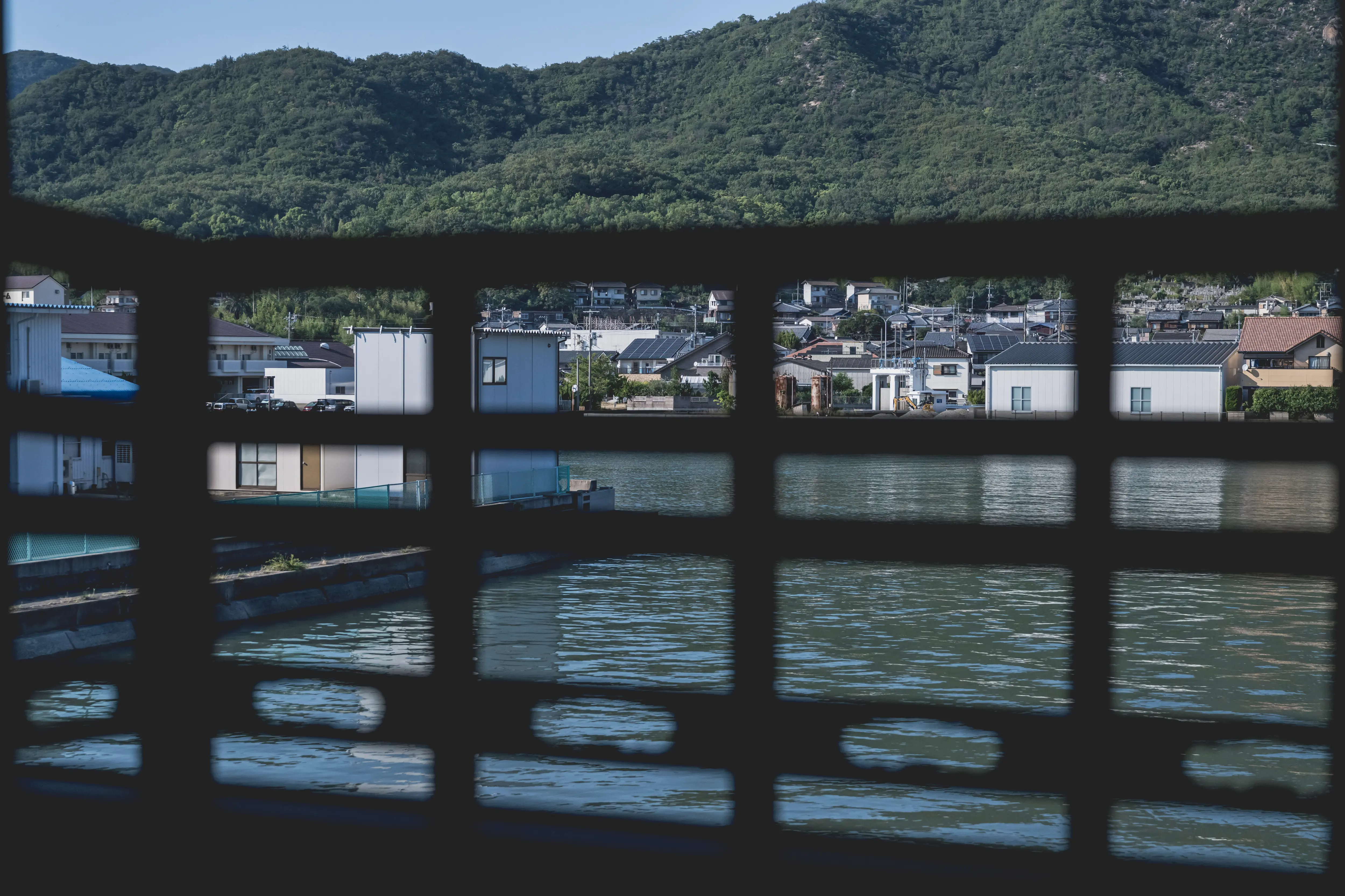 天 - 大開口越しに広がる蒼海と空を一望する和室