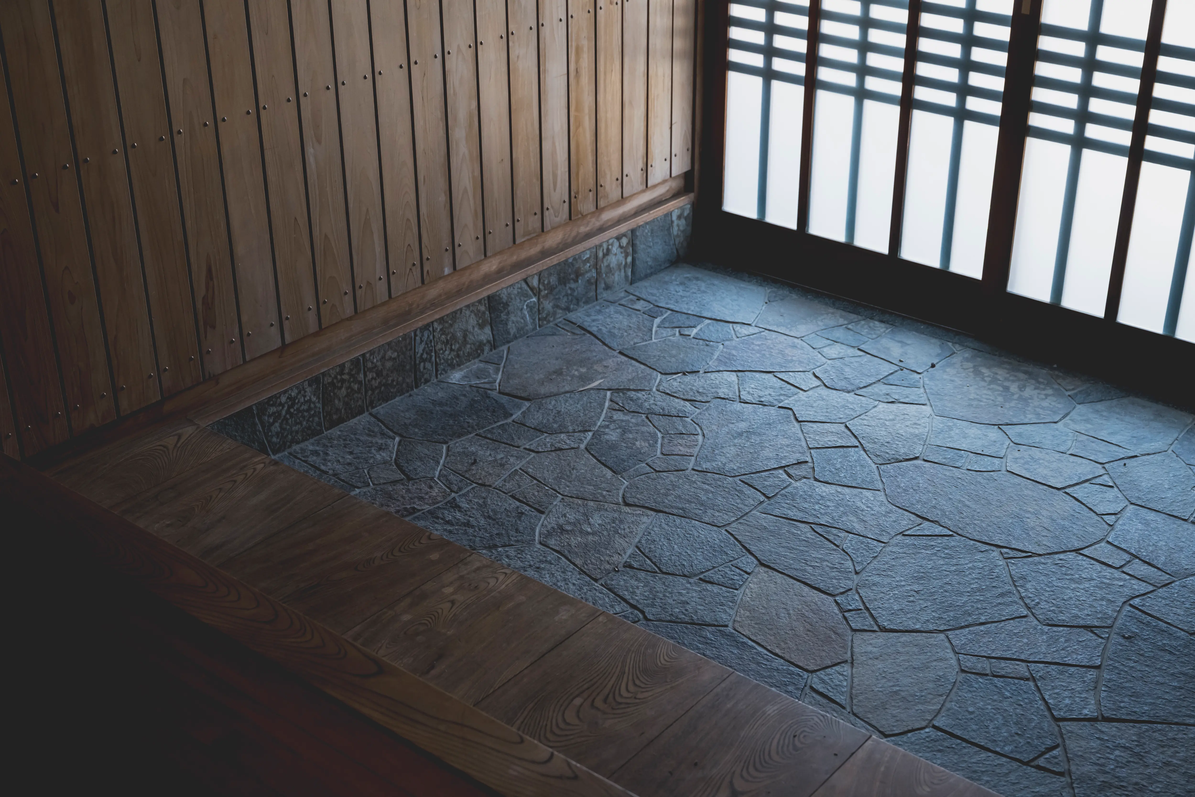 天 - 大開口越しに広がる蒼海と空を一望する和室