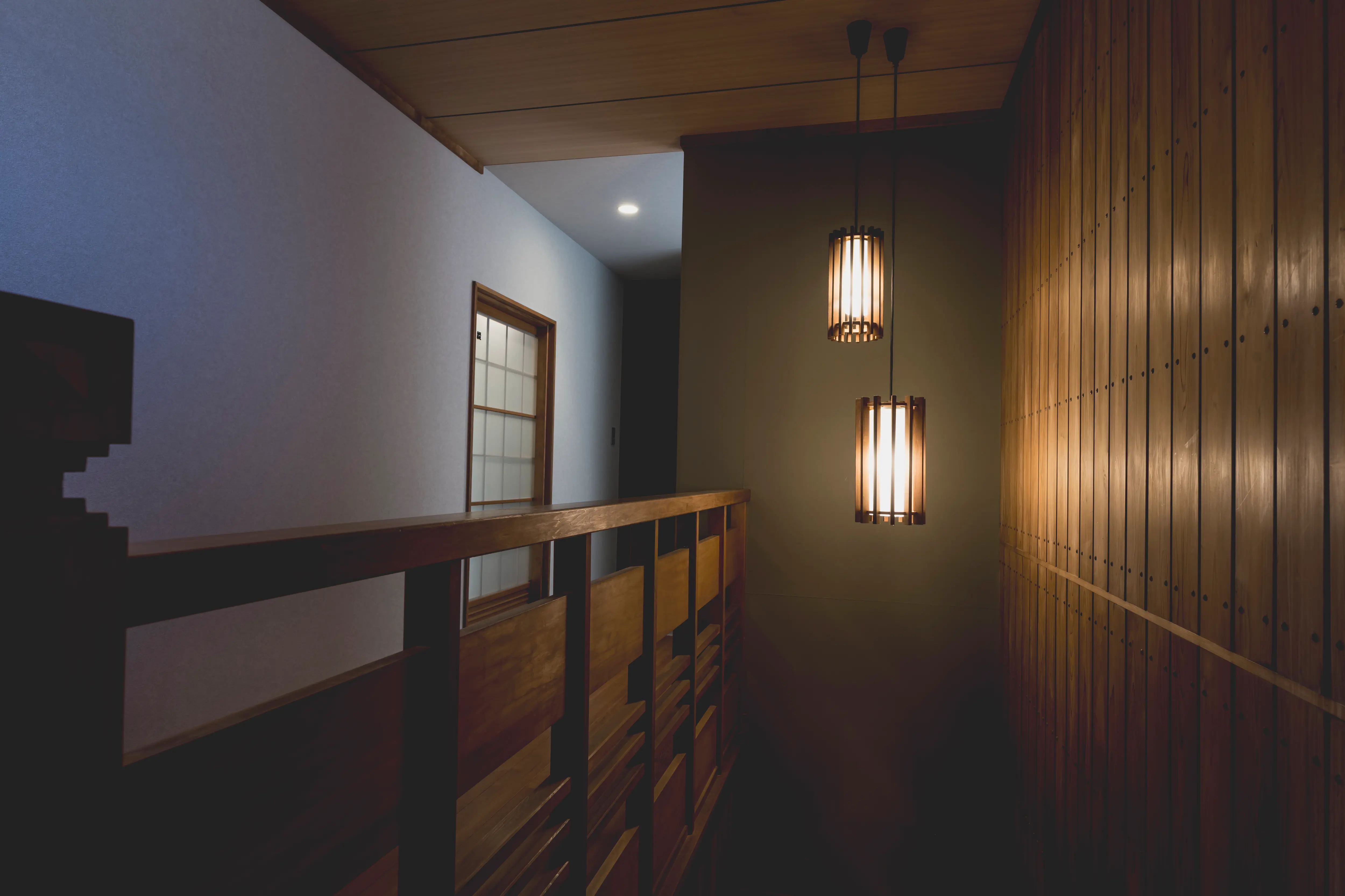 小口 - 控えめな光と畳の温もりに包まれる小和室