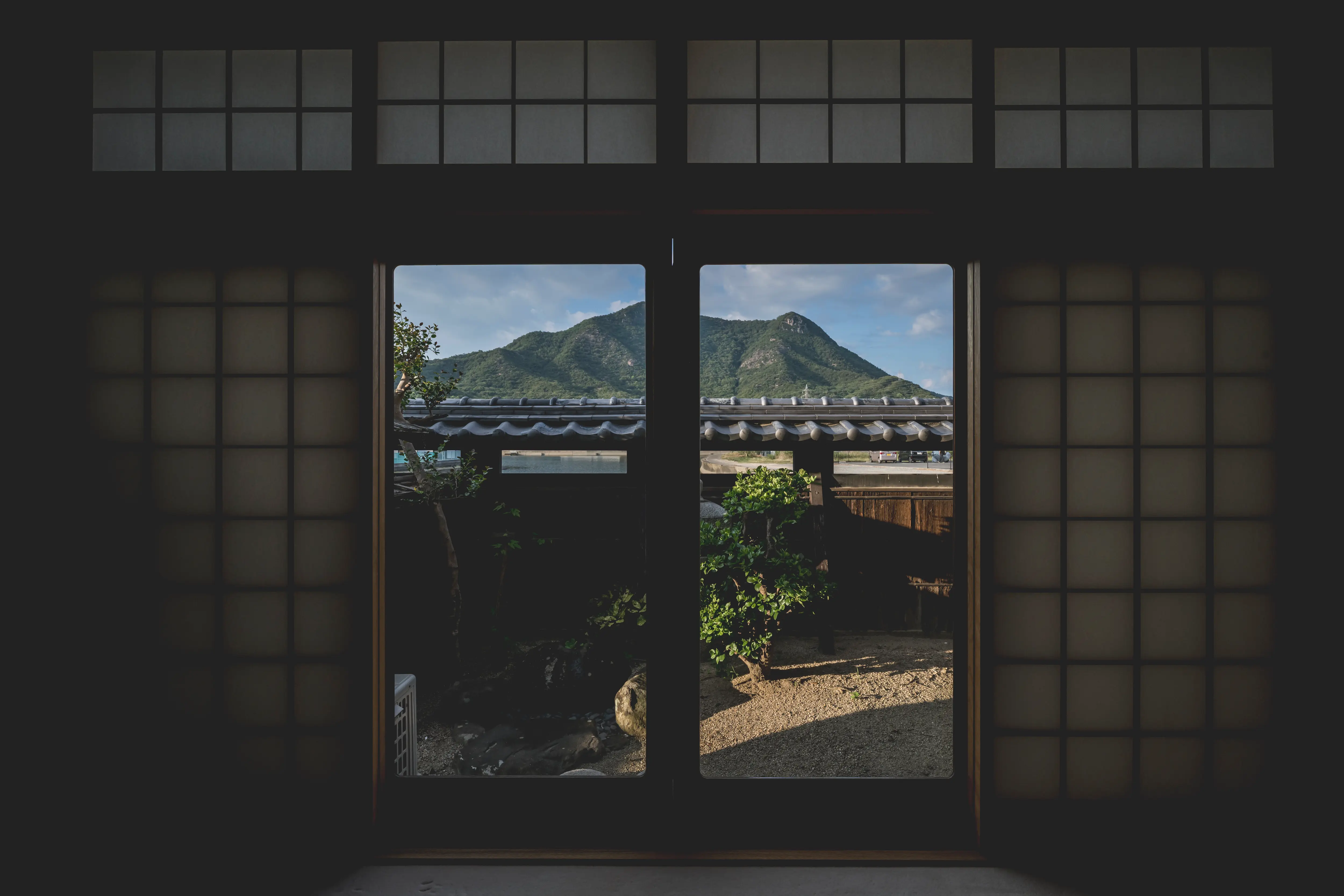 地 - 大窓から山並みの息吹を感じるナチュラルモダンな洋室