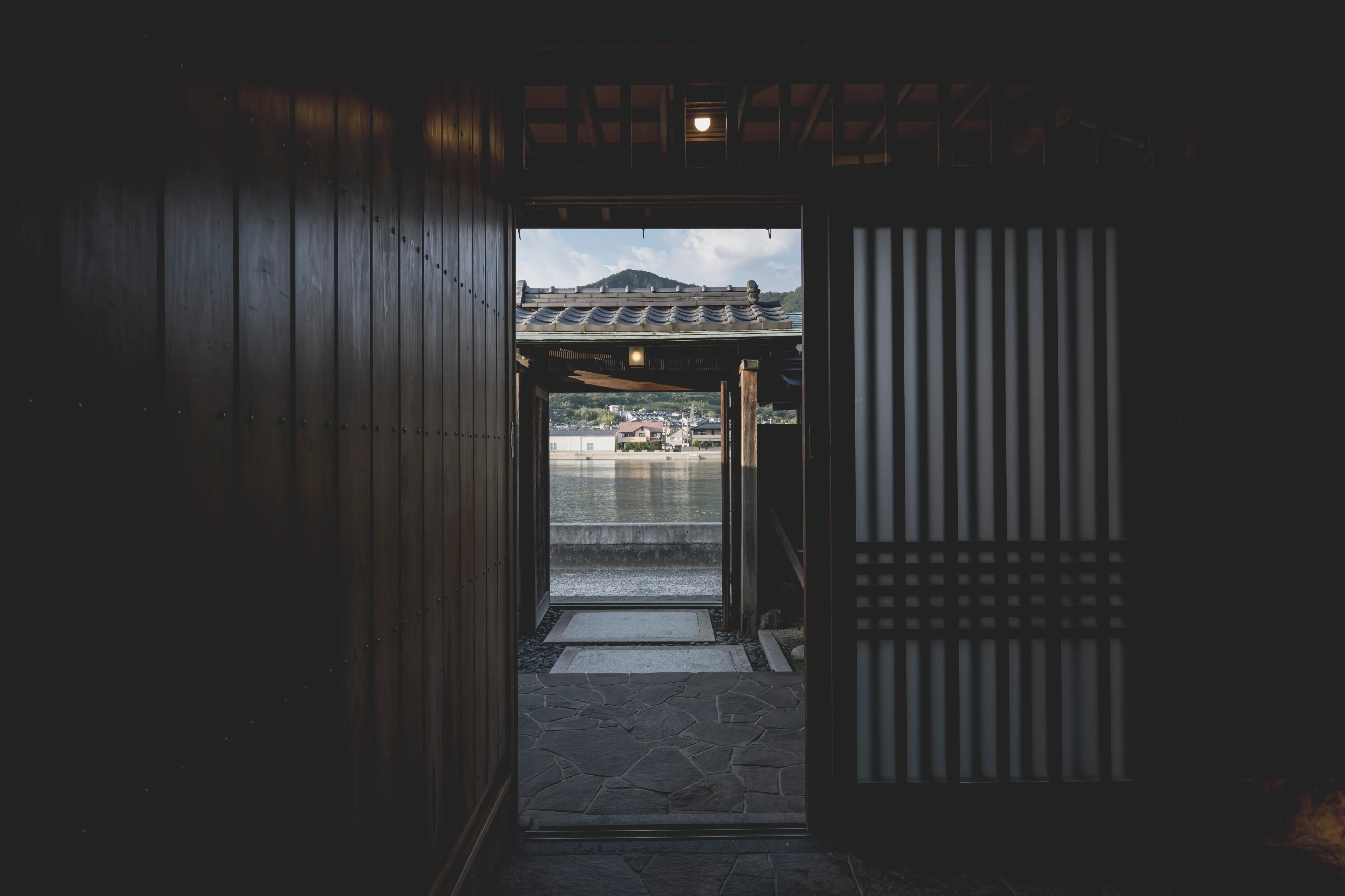 綴 - 障子越しの庭園に陽光がそっと降り注ぐ二間続きの和室