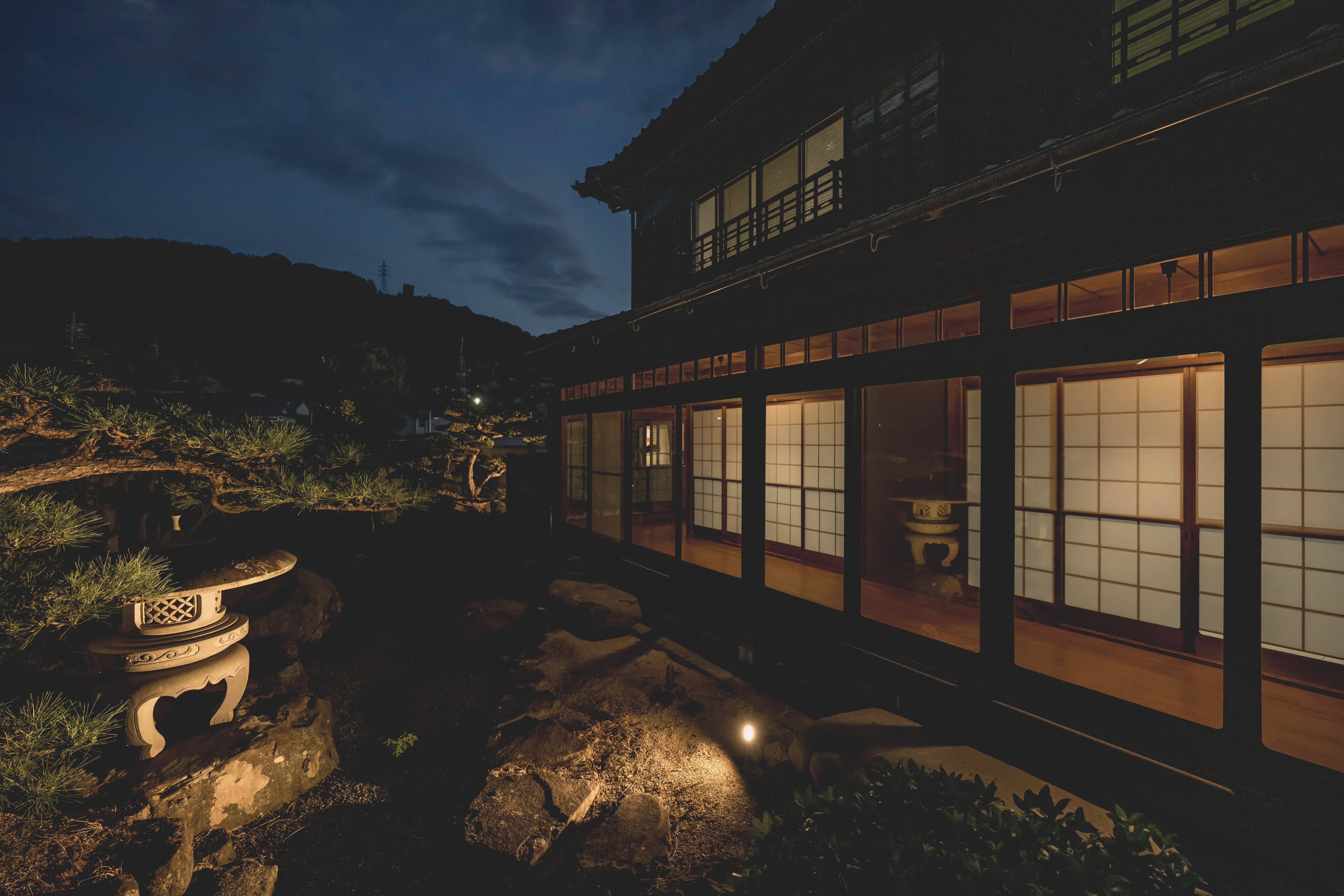 夜の庭園と外観